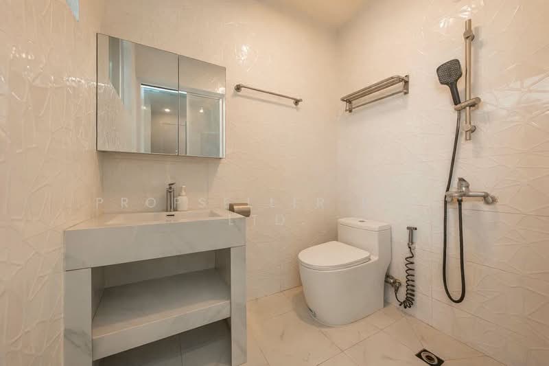 Daisy Avenue Terraced House For Sale at S$ 4,700,000 | PropertyGuru Singapore - Bathroom