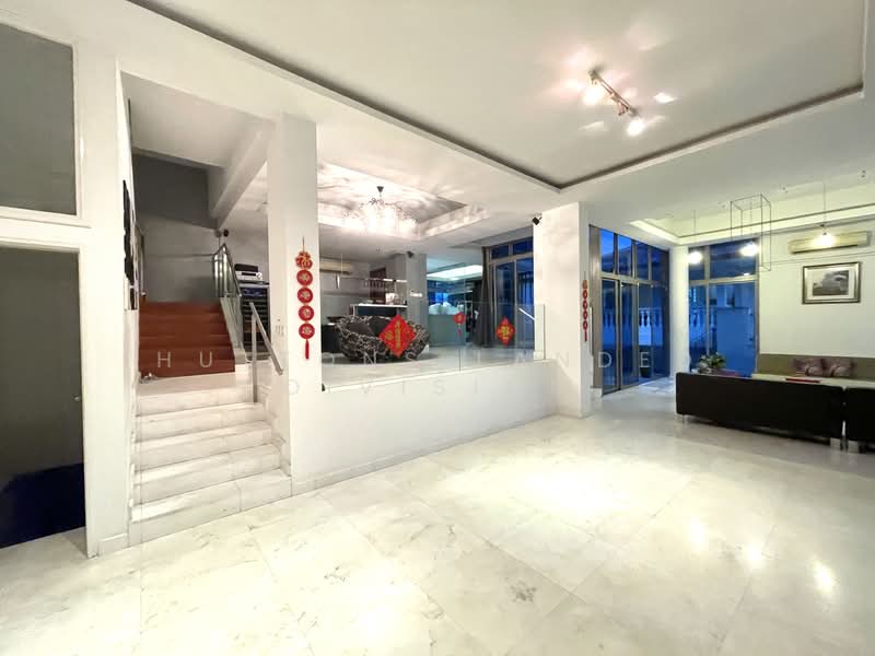 Modern Designed, Huge Land Size, Semi-D in Sennett Semi-Detached House For Sale at S$ 9,000,000 | PropertyGuru Singapore - Entrance
