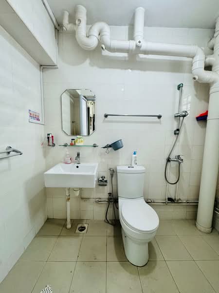 632 Woodlands Ring Road HDB Flat For Sale at S$ 580,000 | PropertyGuru Singapore - Bathroom