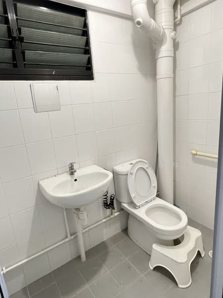 612 Yishun Street 61 HDB Flat For Sale at S$ 550,000 | PropertyGuru Singapore - Bathroom