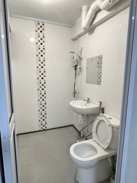 612 Yishun Street 61 HDB Flat For Sale at S$ 550,000 | PropertyGuru Singapore - Bathroom