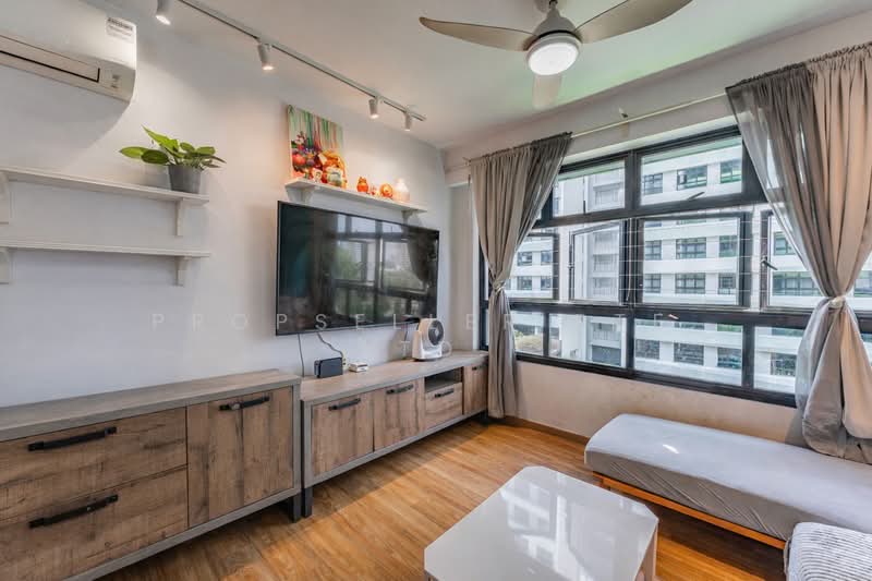 605B Tampines Street 61 HDB Flat For Sale at S$ 580,000 | PropertyGuru Singapore - Living Room