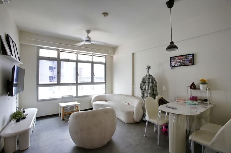 185B Woodlands Street 13 HDB Flat For Sale at S$ 570,000 | PropertyGuru Singapore - Living Room