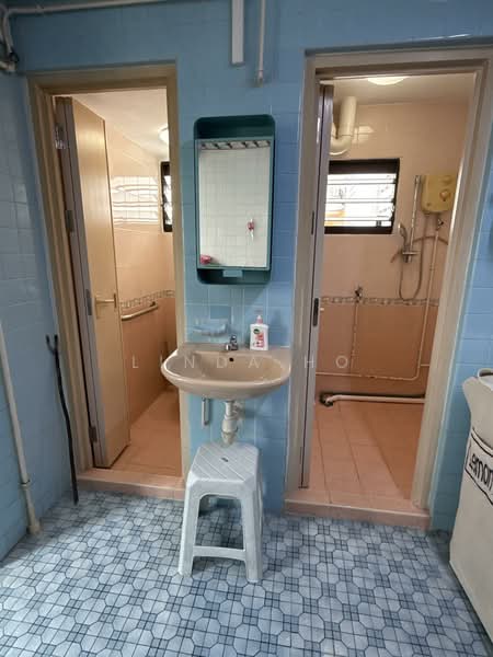 2 Bedok South Avenue 1, 2 Bedok South Avenue 1, 2 Bedrooms, 700 sqft, HDB Flat For Rent, by Linda Ho, 500063335 - Bathroom - PropertyGuru.com.sg