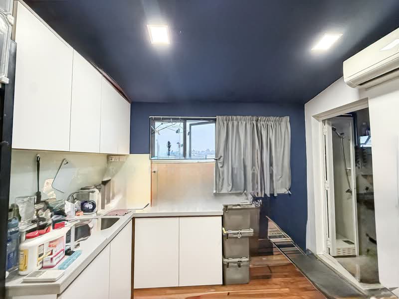 Thomson Garden Estate Terraced House For Sale at S$ 4,288,888 | PropertyGuru Singapore - Kitchen