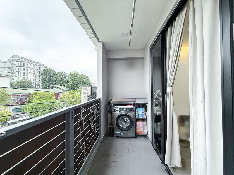Thomson Garden Estate Terraced House For Sale at S$ 4,288,888 | PropertyGuru Singapore - Balcony