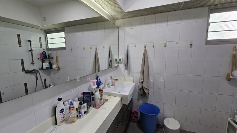 416 Clementi Avenue 1 HDB Flat For Sale at S$ 1,200,000 | PropertyGuru Singapore - Bathroom