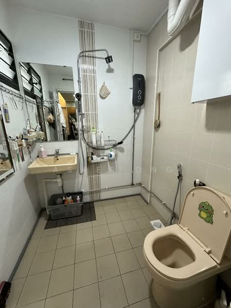 173 Woodlands Street 13 HDB Flat For Sale at S$ 649,999 | PropertyGuru Singapore - Bathroom