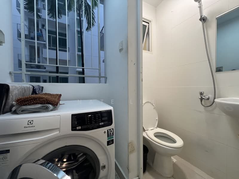 The Cascadia, 927 Bukit Timah Road, 2 Bedrooms, 1,162 sqft, Condominium For Rent, by Nate Lim, 500063423 - Yard & WC - PropertyGuru.com.sg