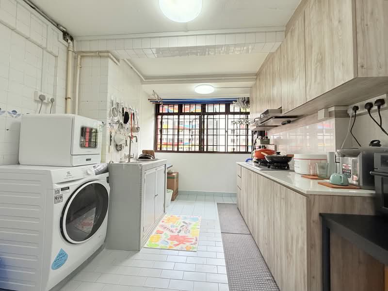 61 Circuit Road HDB Flat For Sale at S$ 360,000 | PropertyGuru Singapore - Kitchen