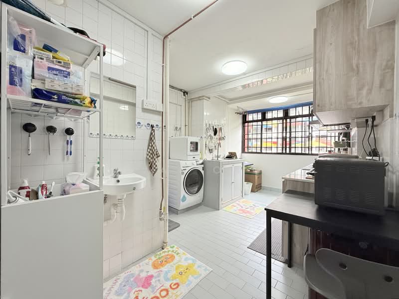 61 Circuit Road HDB Flat For Sale at S$ 360,000 | PropertyGuru Singapore - Kitchen