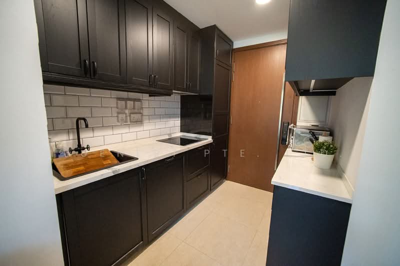 Centra Residence Apartment For Sale at S$ 1,400,000 | PropertyGuru Singapore - Kitchen