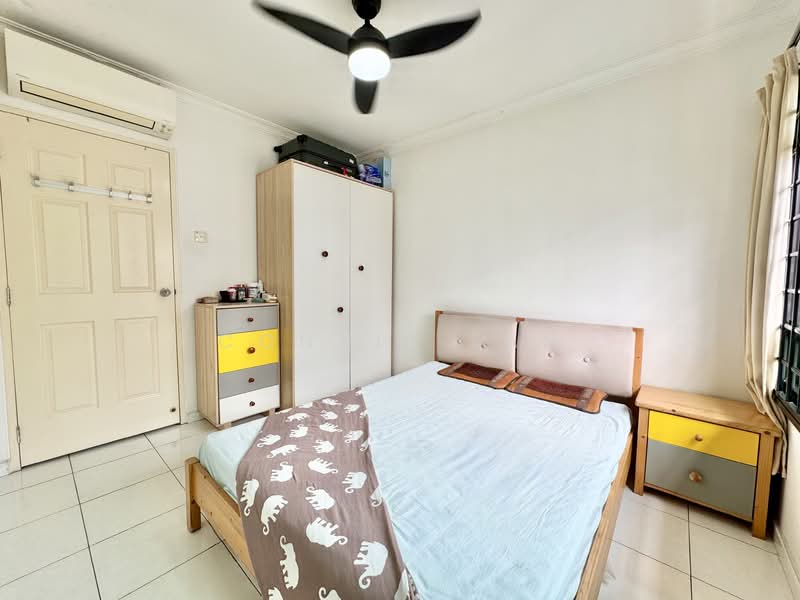684B Jurong West Street 64 HDB Flat For Sale at S$ 688,000 | PropertyGuru Singapore - Bedroom