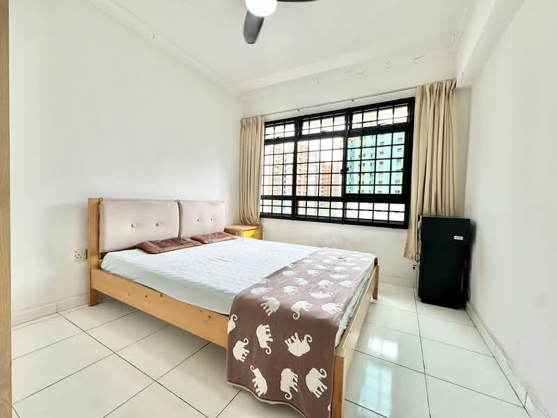 684B Jurong West Street 64 HDB Flat For Sale at S$ 688,000 | PropertyGuru Singapore - Bedroom