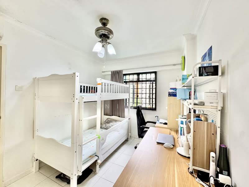684B Jurong West Street 64 HDB Flat For Sale at S$ 688,000 | PropertyGuru Singapore - Bedroom
