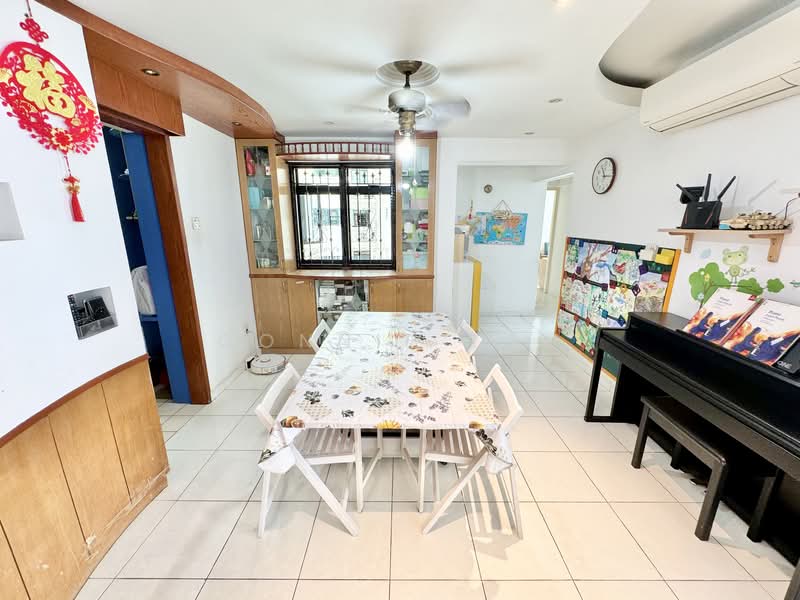 684B Jurong West Street 64 HDB Flat For Sale at S$ 688,000 | PropertyGuru Singapore - Dining Room