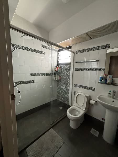 258A Punggol Field HDB Flat For Sale at S$ 750,000 | PropertyGuru Singapore - Bathroom