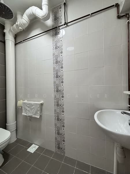 124 Tampines Street 11 HDB Flat For Sale at S$ 948,888 | PropertyGuru Singapore - Bathroom