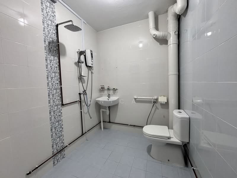 124 Tampines Street 11 HDB Flat For Sale at S$ 948,888 | PropertyGuru Singapore - Bathroom