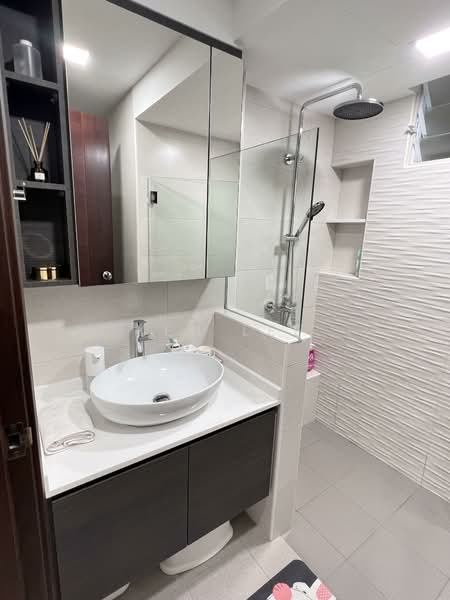 Rio Vista, 10 Upper Serangoon View, 3 Bedrooms, 1,249 sqft, Condominium For Rent, by Ken Lee, 500063506 - Common Bathroom - PropertyGuru.com.sg