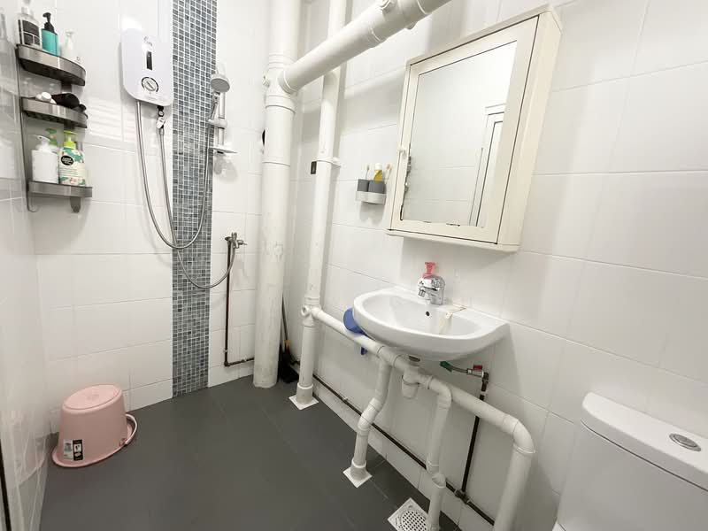 710 Hougang Avenue 2 HDB Flat For Sale at S$ 720,000 | PropertyGuru Singapore - Bathroom