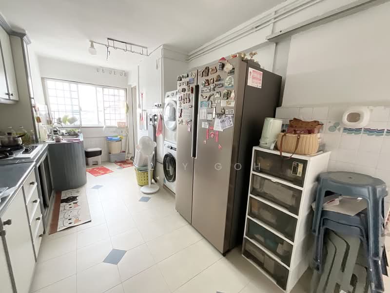 710 Hougang Avenue 2 HDB Flat For Sale at S$ 720,000 | PropertyGuru Singapore - Kitchen
