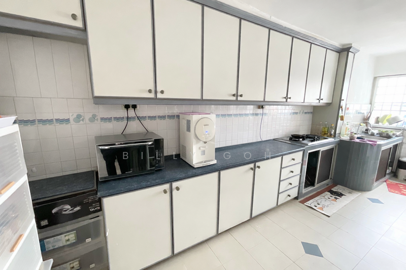 710 Hougang Avenue 2 HDB Flat For Sale at S$ 720,000 | PropertyGuru Singapore - Kitchen