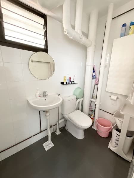 710 Hougang Avenue 2 HDB Flat For Sale at S$ 720,000 | PropertyGuru Singapore - Bathroom