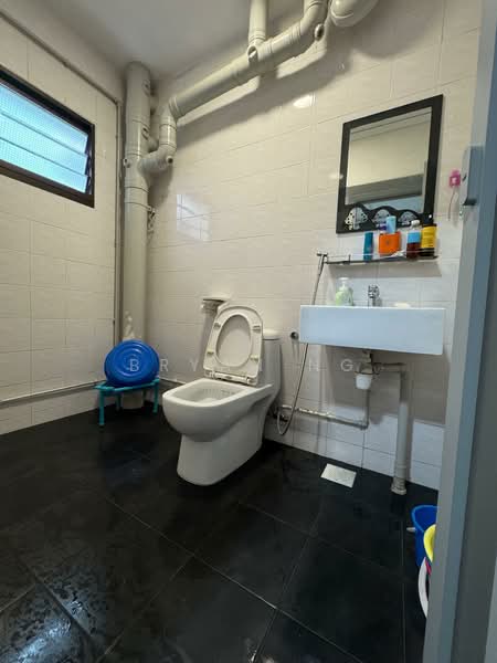 556 Woodlands Drive 53 HDB Flat For Sale at S$ 688,000 | PropertyGuru Singapore - Bathroom