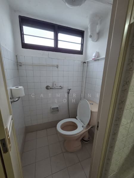 11 Holland Drive, 11 Holland Drive, 2 Bedrooms, 700 sqft, HDB Flat For Rent, by Catherine Loh, 500063590 - Toilet - PropertyGuru.com.sg