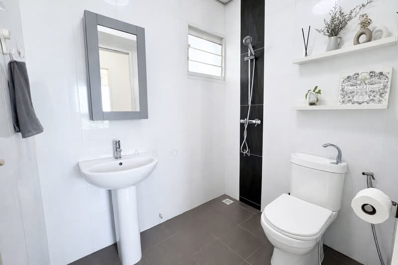 42A Margaret Drive HDB Flat For Sale at S$ 1,188,800 | PropertyGuru Singapore - Common bathroom