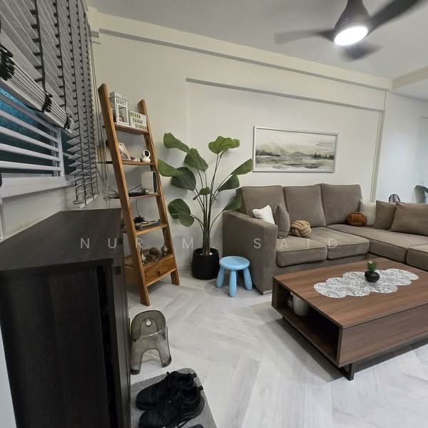 406 Tampines Street 41 HDB Flat For Sale at S$ 500,000 | PropertyGuru Singapore - Living Room