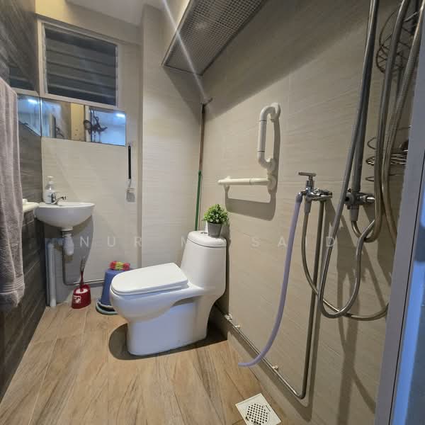 406 Tampines Street 41 HDB Flat For Sale at S$ 500,000 | PropertyGuru Singapore - Common Bathroom