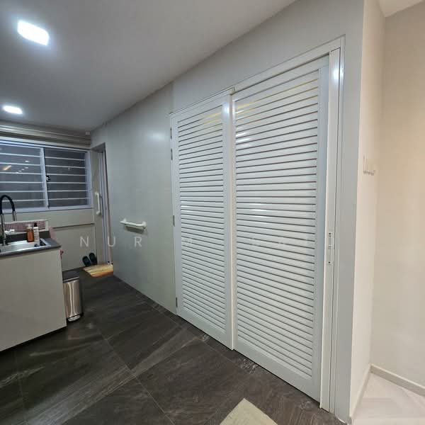 406 Tampines Street 41 HDB Flat For Sale at S$ 500,000 | PropertyGuru Singapore - Kitchen with storage space