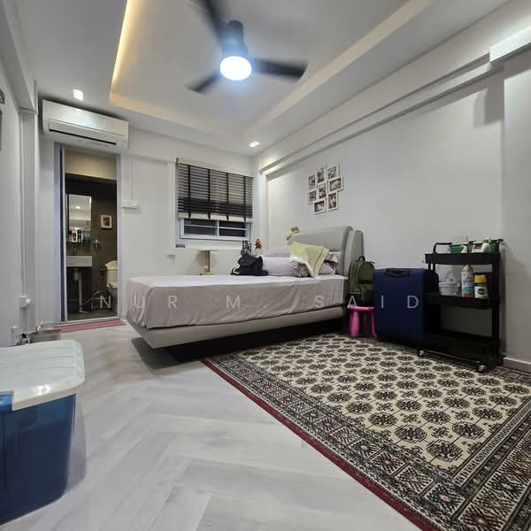 406 Tampines Street 41 HDB Flat For Sale at S$ 500,000 | PropertyGuru Singapore - Master Bedroom