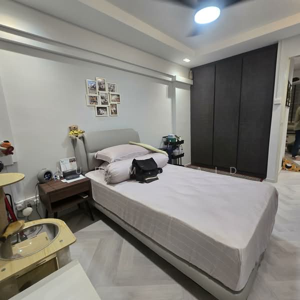 406 Tampines Street 41 HDB Flat For Sale at S$ 500,000 | PropertyGuru Singapore - Master Bedroom