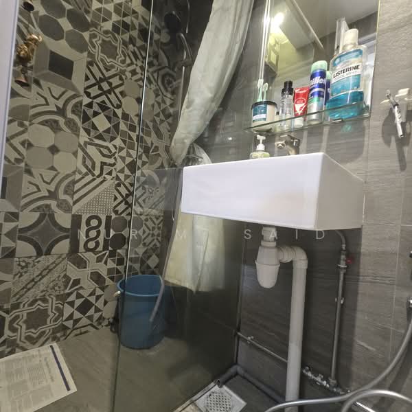 406 Tampines Street 41 HDB Flat For Sale at S$ 500,000 | PropertyGuru Singapore - Master Bathroom
