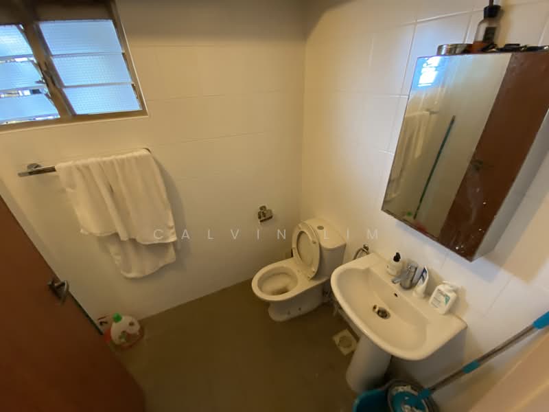 127D Kim Tian Road HDB Flat For Sale at S$ 1,000,000 | PropertyGuru Singapore - Bathroom
