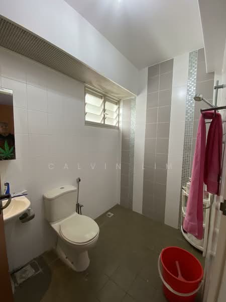 127D Kim Tian Road HDB Flat For Sale at S$ 1,000,000 | PropertyGuru Singapore - Bathroom