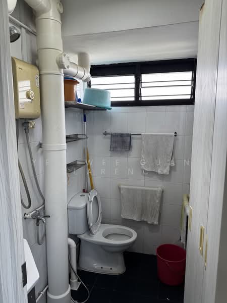 428 Clementi Avenue 3, 428 Clementi Avenue 3, 3 Bedrooms, 980 sqft, HDB Flat For Rent, by Yeo Wee Guan Clarence, 500063641 - Bathroom - PropertyGuru.com.sg