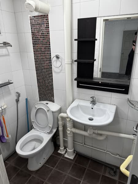 428 Clementi Avenue 3, 428 Clementi Avenue 3, 3 Bedrooms, 980 sqft, HDB Flat For Rent, by Yeo Wee Guan Clarence, 500063641 - Bathroom - PropertyGuru.com.sg