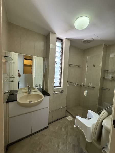 Chapel Court Condominium For Sale at S$ 2,000,000 | PropertyGuru Singapore - Bathroom