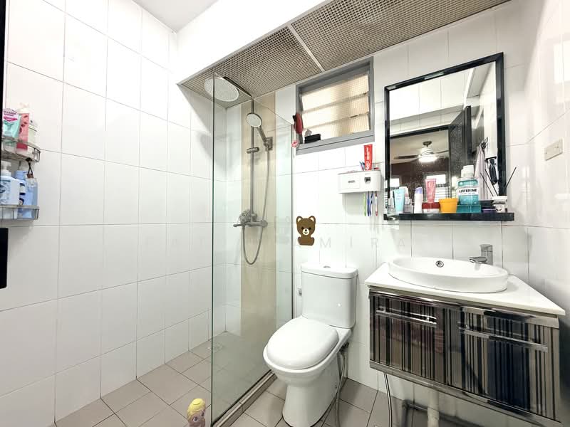 682A Edgedale Plains HDB Flat For Sale at S$ 560,000 | PropertyGuru Singapore - Bathroom