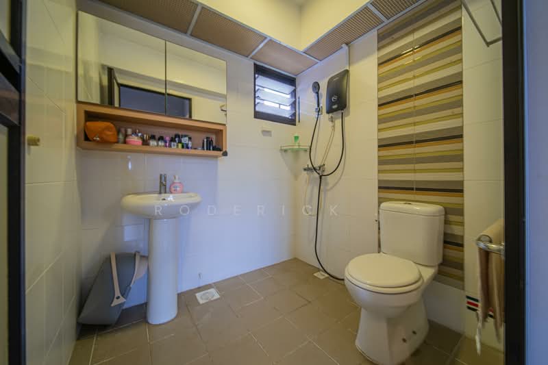 471C Fernvale Street HDB Flat For Sale at S$ 548,888 | PropertyGuru Singapore - Bathroom
