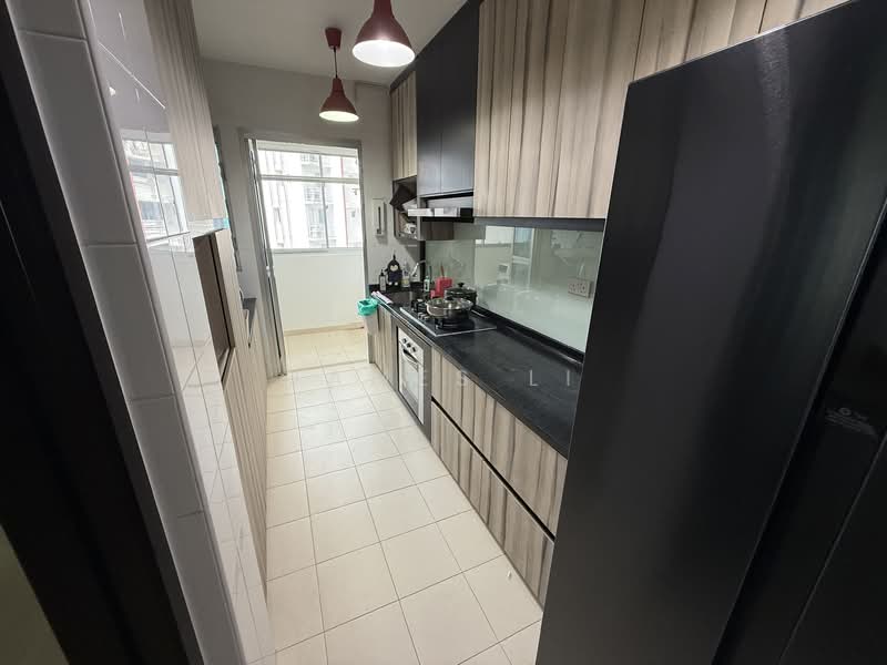 987C Buangkok Green HDB Flat For Sale at S$ 668,000 | PropertyGuru Singapore - Kitchen