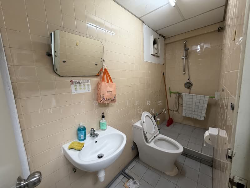 Textile Centre, 200 Jalan Sultan, 1,163 sqft, Office For Sale, by WONG HENG JUN HOUSTON, 500063748 - Bathroom - CommercialGuru.com.sg
