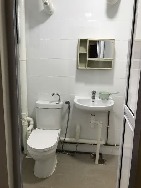 585 Ang Mo Kio Avenue 3, 585 Ang Mo Kio Avenue 3, 3 Bedrooms, 1,200 sqft, HDB Flat For Rent, by Raj ., 500063782 - Bathroom - PropertyGuru.com.sg