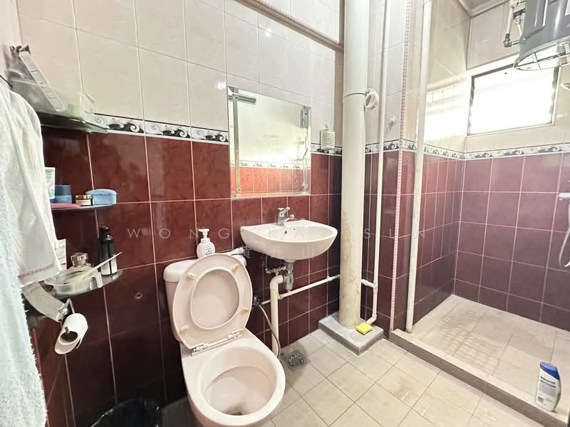656 Hougang Avenue 8 HDB Flat For Sale at S$ 899,999 | PropertyGuru Singapore - Bathroom