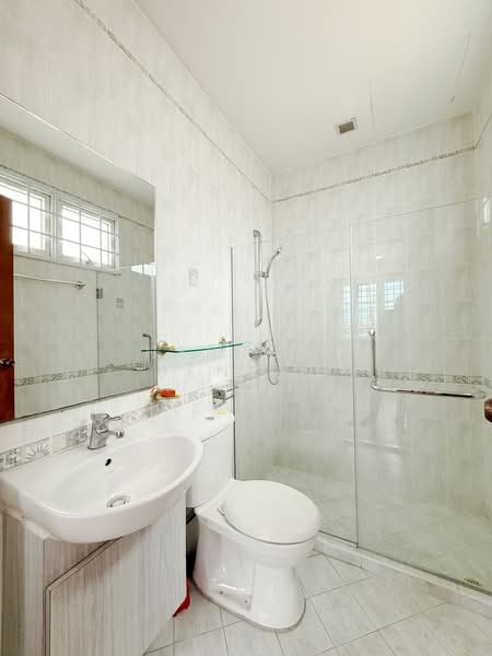 Dunman Lane, Dunman Lane, 5 Bedrooms, 4,000 sqft, Semi-Detached House For Rent, by Herbert Benard, 500063868 - Bathroom - PropertyGuru.com.sg