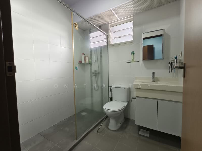 194A Bukit Batok West Avenue 6 HDB Flat For Sale at S$ 860,000 | PropertyGuru Singapore - Bathroom